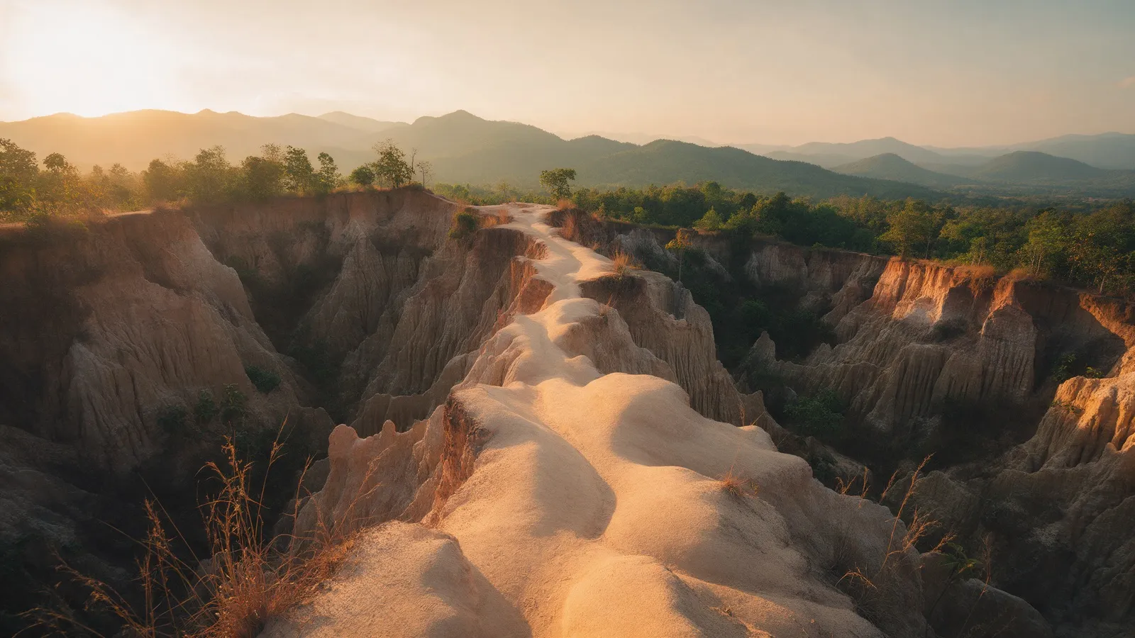 Der Pai Canyon im goldenen Abendlicht mit schmalen Sandpfaden zwischen steilen Erosionswänden