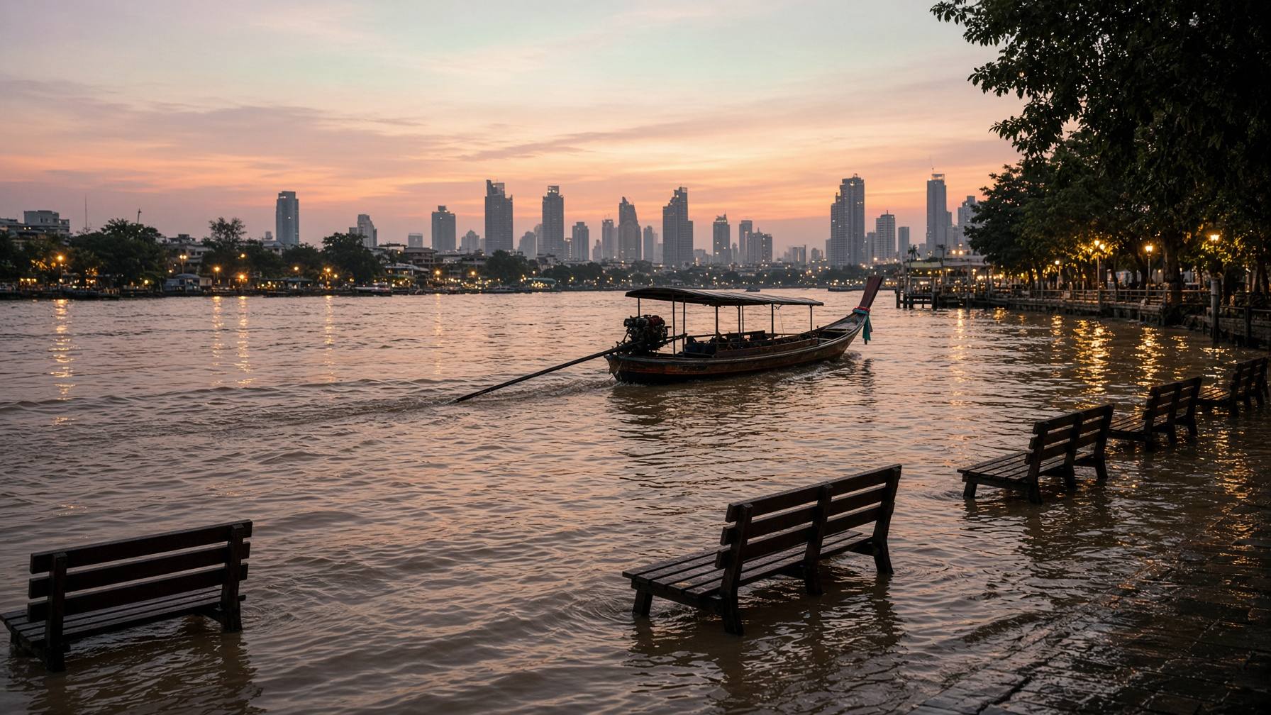 Chao Phraya in Bangkok in der Dämmerung bei Flut: Wasser steht über der Uferpromenade, Bänke ragen halb aus dem Wasser, ein Longtail-Boot und die Skyline im Abendlicht
