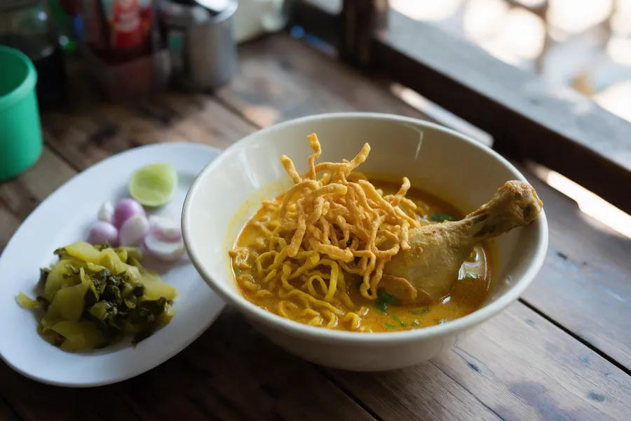 Khao Soi (Curry-Nudelsuppe) an einem Straßenstand in Thailand