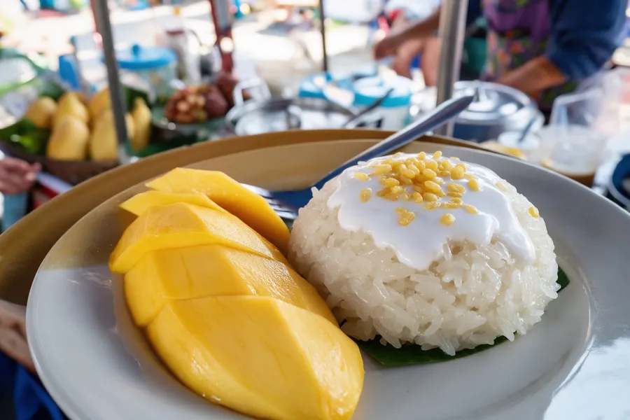 Mango Sticky Rice an einem Straßenstand in Thailand