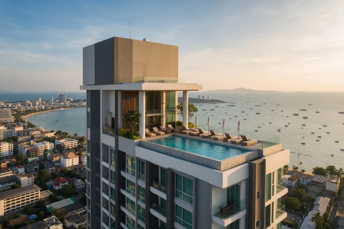 Torre de hotel com piscina na cobertura sobre a baía de Pattaya