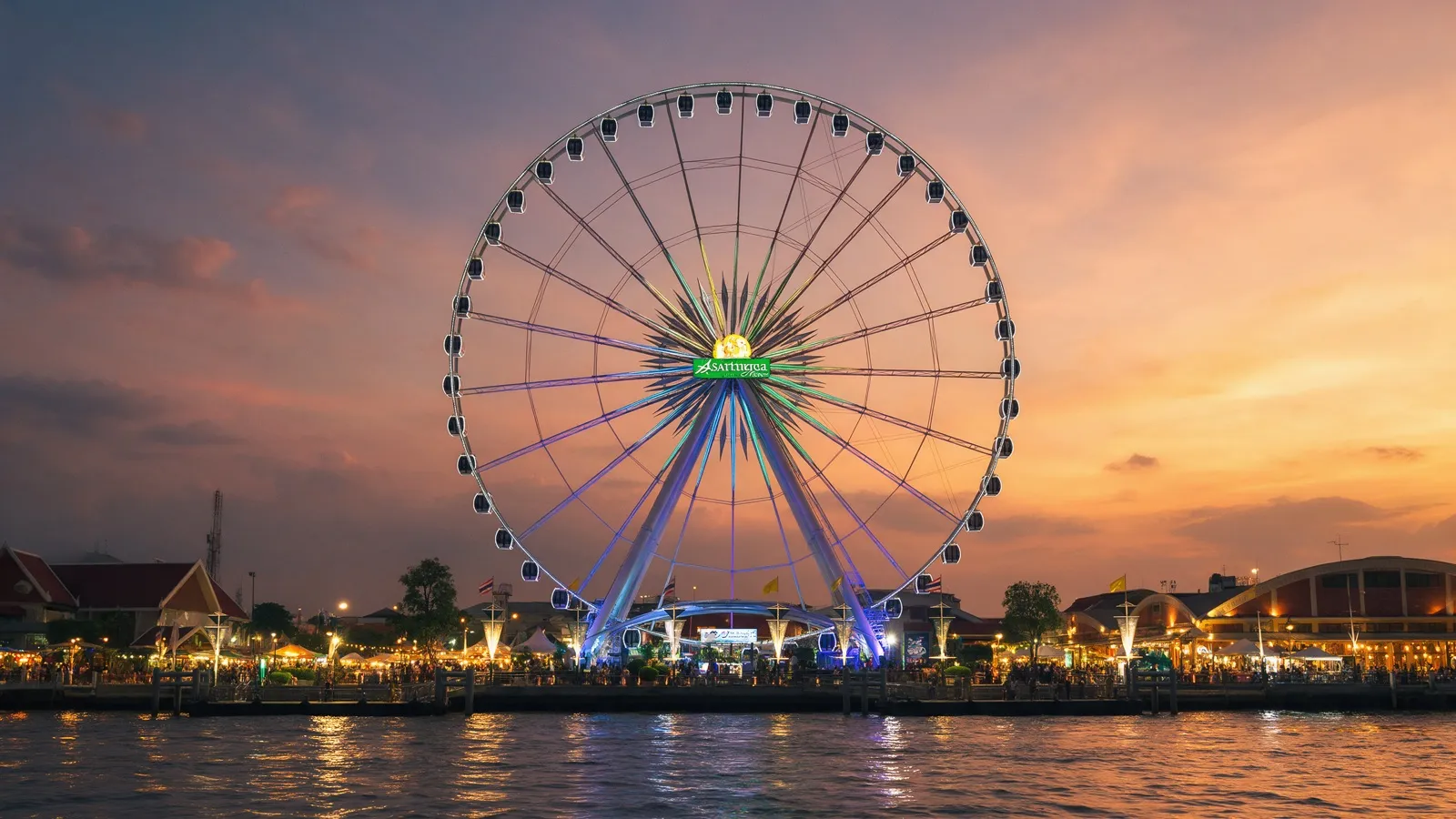 Das Skyflyers-Fahrgeschäft ragt bei Dämmerung über Asiatique The Riverfront am Chao Phraya